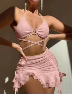 Détails du bikini licou rose avec lanières croisées et mini-jupe à volants