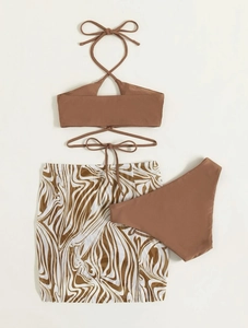 Dreiteiliger brauner Bikini mit Marmordruck, Neckholder-Top und passendem Strandrock-Set