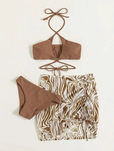 Dreiteiliges Bikini-Set mit braunem Neckholder-Oberteil und bedrucktem Sarong-Strandrock
