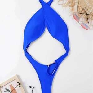 Maillot de bain une pièce bleu roi sexy avec découpes, licou et anneau doré