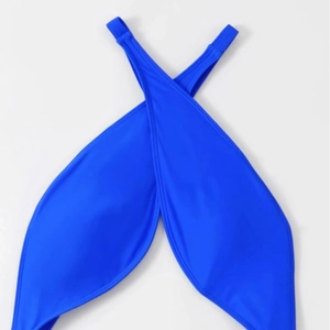 Maillot de bain une pièce bleu vif avec décolleté croisé et finition élégante