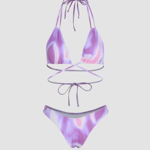 Bikini 3 pièces sexy dégradé violet et rose avec jupe en maille et lanières enveloppantes