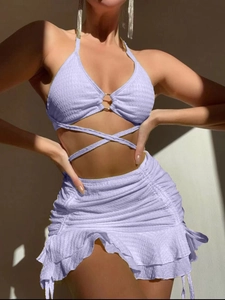 Bikini licou texturé violet clair avec bretelles croisées et jupe volantée à taille haute