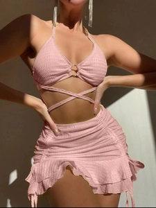 Ensemble bikini rose 3 pièces avec haut dos nu et jupe à volants pour la plage