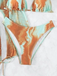 Détail de l'ensemble bikini 5 pièces tie-dye avec paréo assorti en imprimé marbre menthe