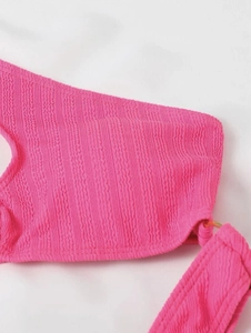 Gros plan sur le tissu seersucker rose vif avec anneau métallique sur le maillot