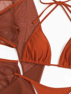 Vue détaillée à plat du bikini rouge rouille avec jupe de plage assortie en maille filet