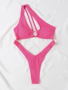 Détail à plat du maillot de bain rose vif à une épaule avec découpe et anneaux dorés
