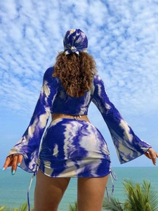 Vue arrière d'un ensemble bikini 3 pièces tie-dye bleu et blanc avec jupe et bandana