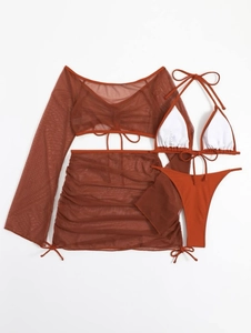 Détail de l'ensemble bikini 4 pièces rouge rouille avec haut et jupe en mesh