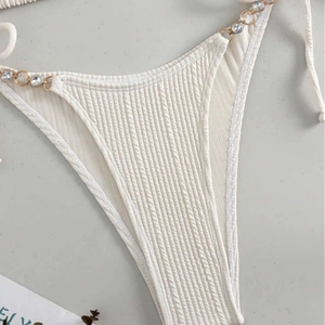Sexy weiße gerippte Bikinihose mit goldenen Strassketten und V-Schnitt Design