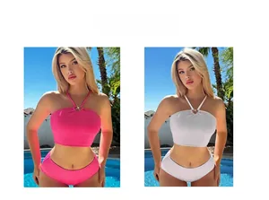 Détail du bikini licou ajouré montrant la texture côtelée en rose fuchsia et blanc