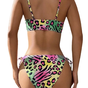 Conjunto de bikini con estampado animal colorido, motivo de leopardo y braguita ajustable
