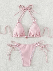 Ensemble bikini rose avec tissu texturé, breloque fraise et détails de perles