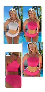 Détail du bikini en tissu côtelé avec dos nu et anneau métallique en couleur blanc