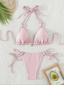 Ensemble bikini licou rose avec breloque fraise et tissu texturé sur fausse fourrure blanche