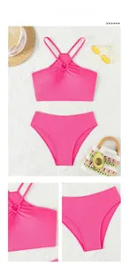 Vue détaillée du bikini rose avec anneau cœur licou et texture de tissu côtelé