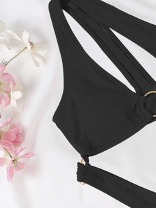 Détail du tissu côtelé noir de maillot de bain avec anneau métallique doré haut de gamme