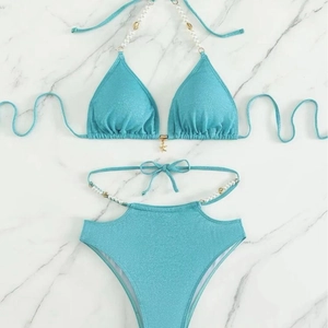 Bikini bleu à paillettes avec perles et coquillages sur culotte haute
