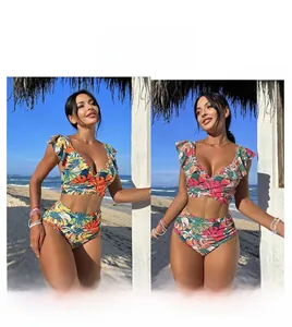 Bikini deux pièces à imprimé tropical avec décolleté en V et manches à volants à la plage