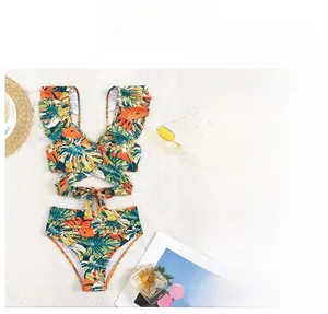 Bikini deux pièces imprimé tropical avec bretelles à volants et culotte taille haute