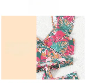 Détail de l'imprimé tropical et de la conception à nouer à la taille du bikini