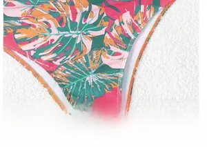 Détail de l'imprimé feuille de monstera tropicale sur tissu élastique aux tons rose et vert