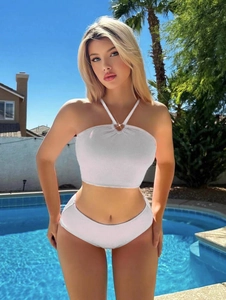 Bikini blanc côtelé sexy avec haut licou et anneau métallique au bord de la piscine