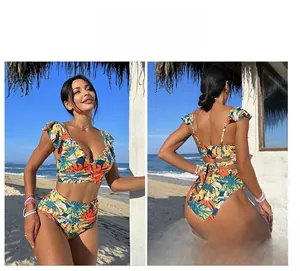 Vue détaillée avant et arrière d'un bikini deux pièces à imprimé tropical et volants