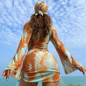 Ensemble de plage 3 pièces tie-dye avec haut à manches évasées, jupe et foulard assorti