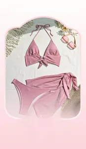 Vue détaillée à plat d'un bikini rose scintillant trois pièces avec paréo et accessoires