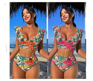 Détail du haut à volants col en V et bikini taille haute avec imprimé de feuilles tropicales