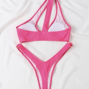 Ensemble bikini rose vif asymétrique avec tissu côtelé et anneaux métalliques dorés