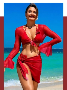 Détail du bikini rouge 3 pièces avec cardigan en maille et fleurs 3D appliquées