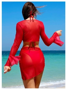 Détail de l'ensemble de plage en maille rouge avec manches cloche et dos lacé