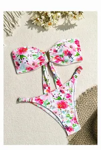 Vue à plat d'un bikini à imprimé floral avec boucle en V et liens décoratifs sur le haut