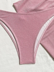 Vue détaillée du bas de bikini rose pailleté pour maillot de bain plage vacances