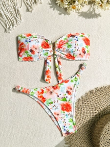 Maillot de bain deux pièces à fleurs avec boucle en V dorée et motifs floraux colorés