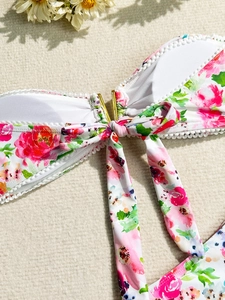 Haut de bikini fleuri avec bordure en dentelle festonnée et boucle dorée pour femme