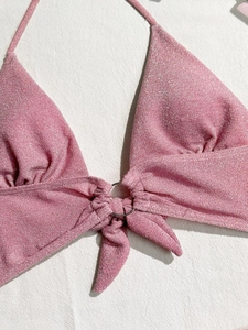 Haut de bikini rose brillant avec licou et anneau métallique central décoratif