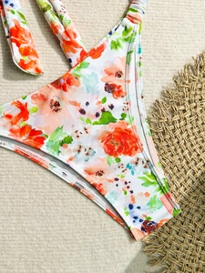 Bas de bikini fleuri rose et orange avec coupe échancrée pour les vacances d'été
