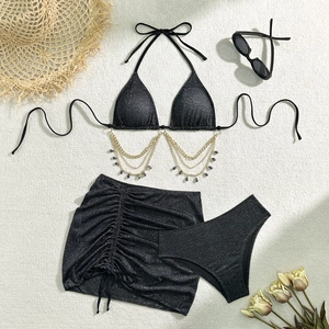 Dettaglio bikini 3 pezzi nero glitterato con catenine dorate e gonna con coulisse laterale