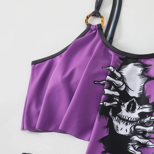Dettaglio del top bikini viola con stampa teschio e anello in resina tartarugata
