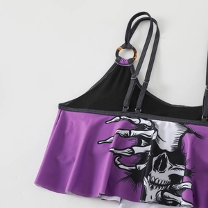 Dettaglio del top bikini viola con stampa a mano di scheletro e bordi con volant