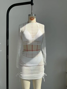 Dettaglio della trama del set da spiaggia in maglia all'uncinetto bianco con gonna a coulisse