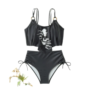 Bikini due pezzi nero con stampa teschio, orlo a balze e slip a vita alta con arricciature