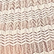 Dettaglio macro che mostra la trama a zigzag del tessuto del copricostume da mare