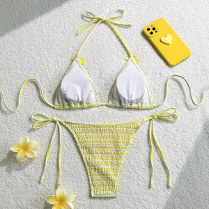 Détail d'un bikini vichy jaune avec tissu smocké et liens latéraux décoratifs