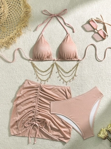 Set bikini tre pezzi oro rosa con catene, vita alta e gonna da spiaggia coordinata