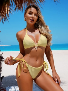Conjunto bikini amarillo con top halter y colgante de perla para moda de playa
